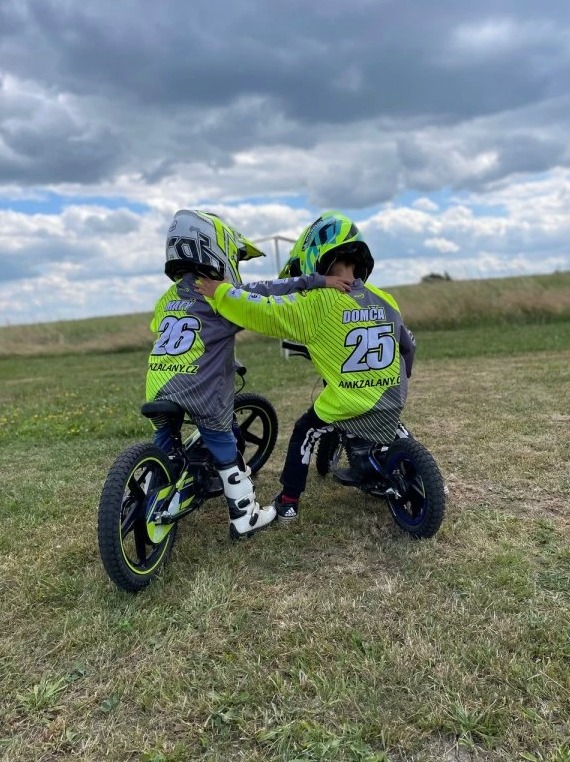 Push Mini 12 – dětská elektrická motorka Energy Adventure, která rozzáří oči každému malému jezdci